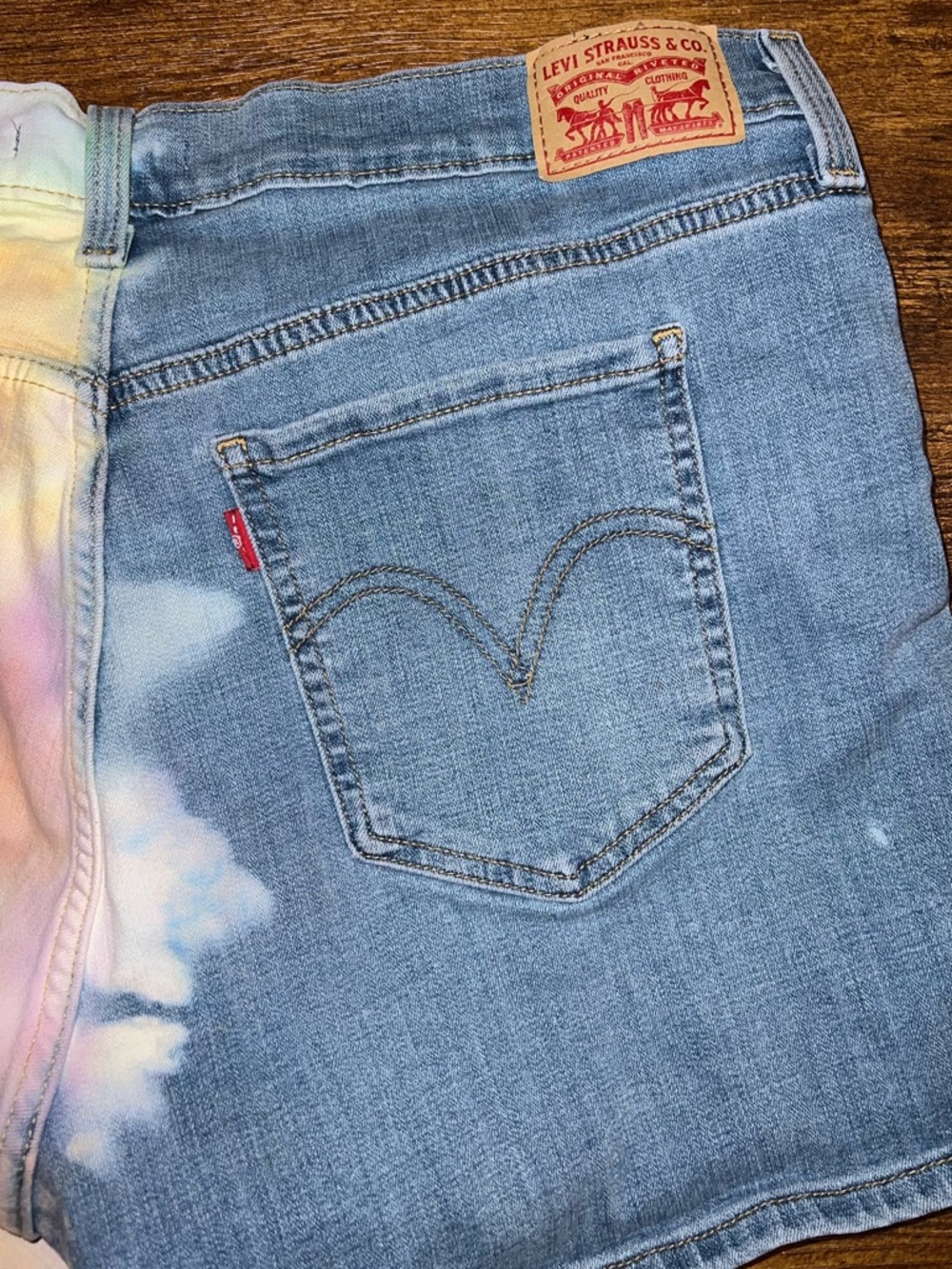 Levi's Denim Two Tone Multicolor Split Tie Dye Jean Shorts Size 33 - Picture 4 of 7